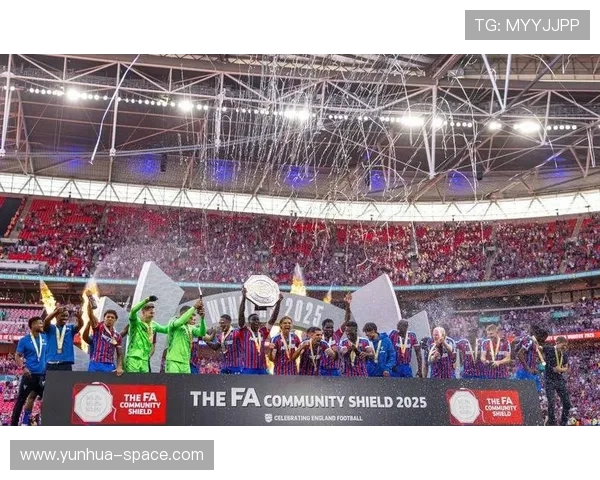 利物浦球迷社区盾前高举旗帜深情致敬若塔永远的20号YNWA